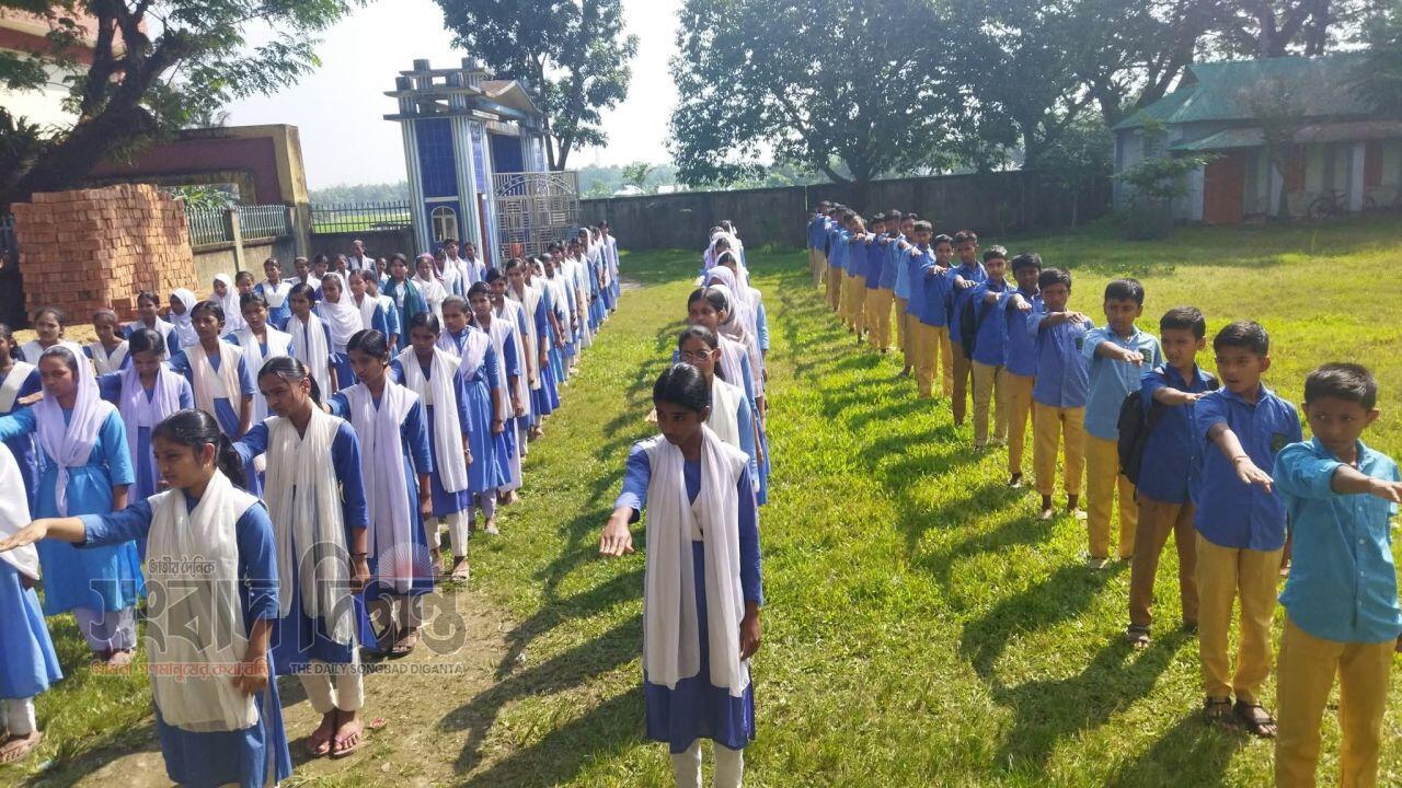 নেত্রকোনায় কোচিং না পড়িয়েই ফি আদায়, গাইড না কিনলে ফেল করানোর হুমকি