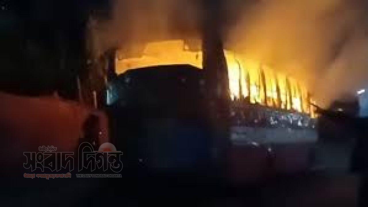 ঢাকা-আরিচা মহাসড়কে দাঁড়িয়ে থাকা বাসে আগুন