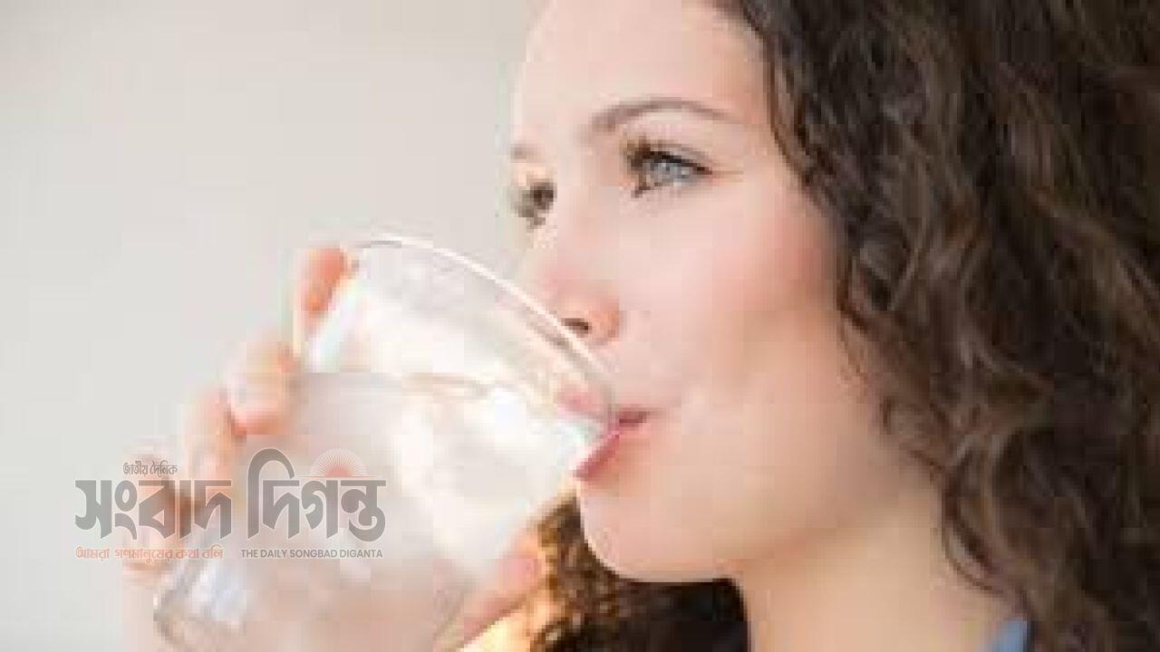 গ্যাস্ট্রিকের সমস্যায় ভুগছেন? পানি খান, ‘চিবিয়ে 