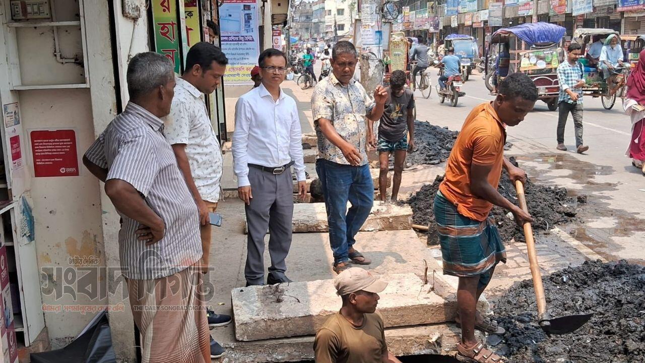 নেত্রকোনা পৌরসভাকে জলাবদ্ধতা থেকে রক্ষা করতে কঠোর পরিশ্রম করে যাচ্ছেন পৌর প্রশাসক 