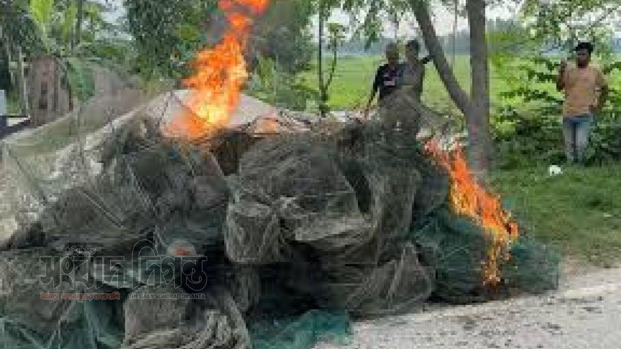 মির্জাপুরে জেলের জালে আগুন