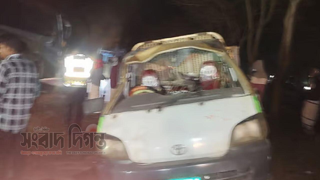 সীতাকুণ্ডে পানবোঝাই পিকআপ ভ্যান উল্টে দুজন নিহত