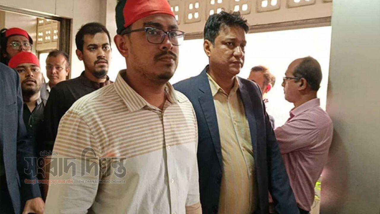 চলমান ইস্যুতে বৈঠক  স্বরাষ্ট্র উপদেষ্টা ও ডাকসু নেতারা