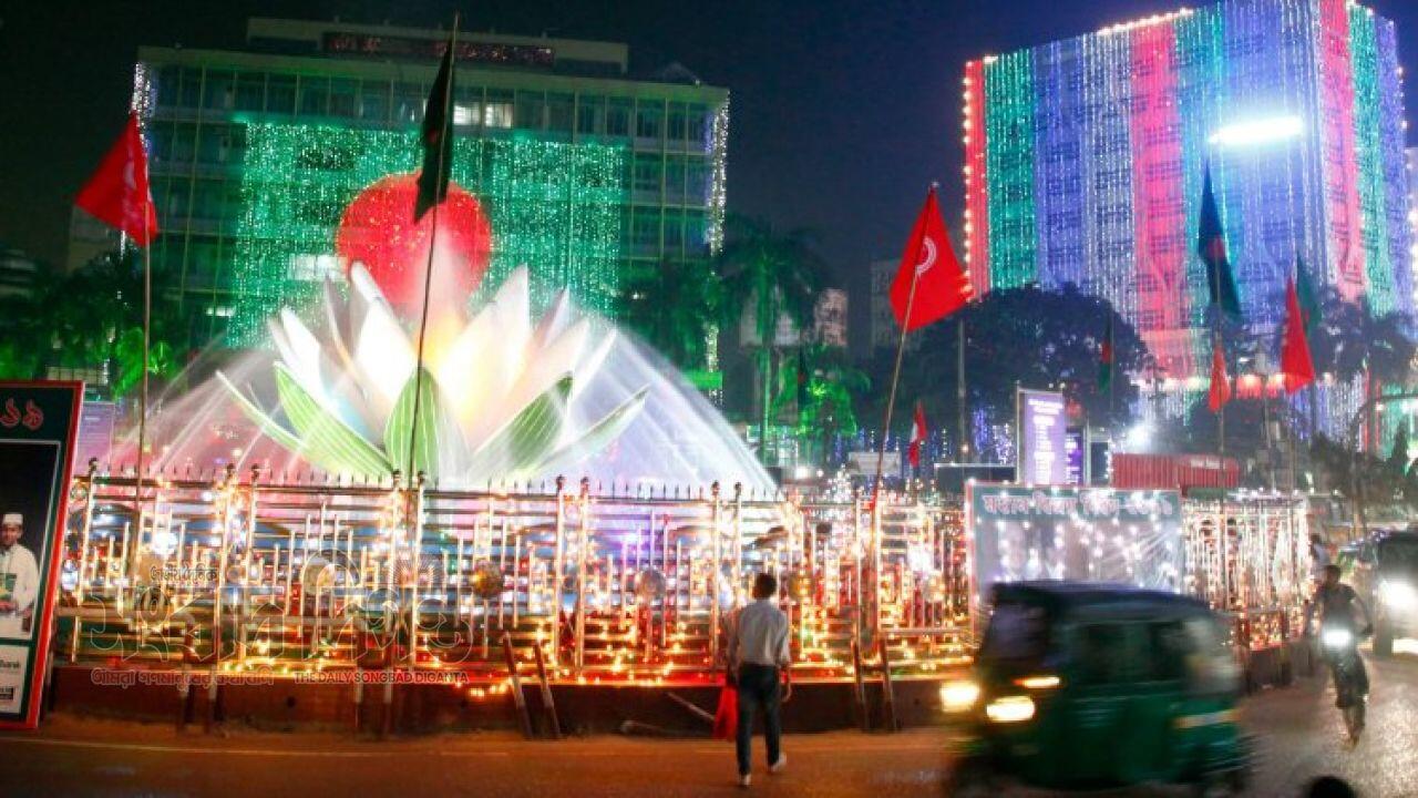 বিজয় দিবস উপলক্ষে লাল-সবুজে রঙিন ঢাকা