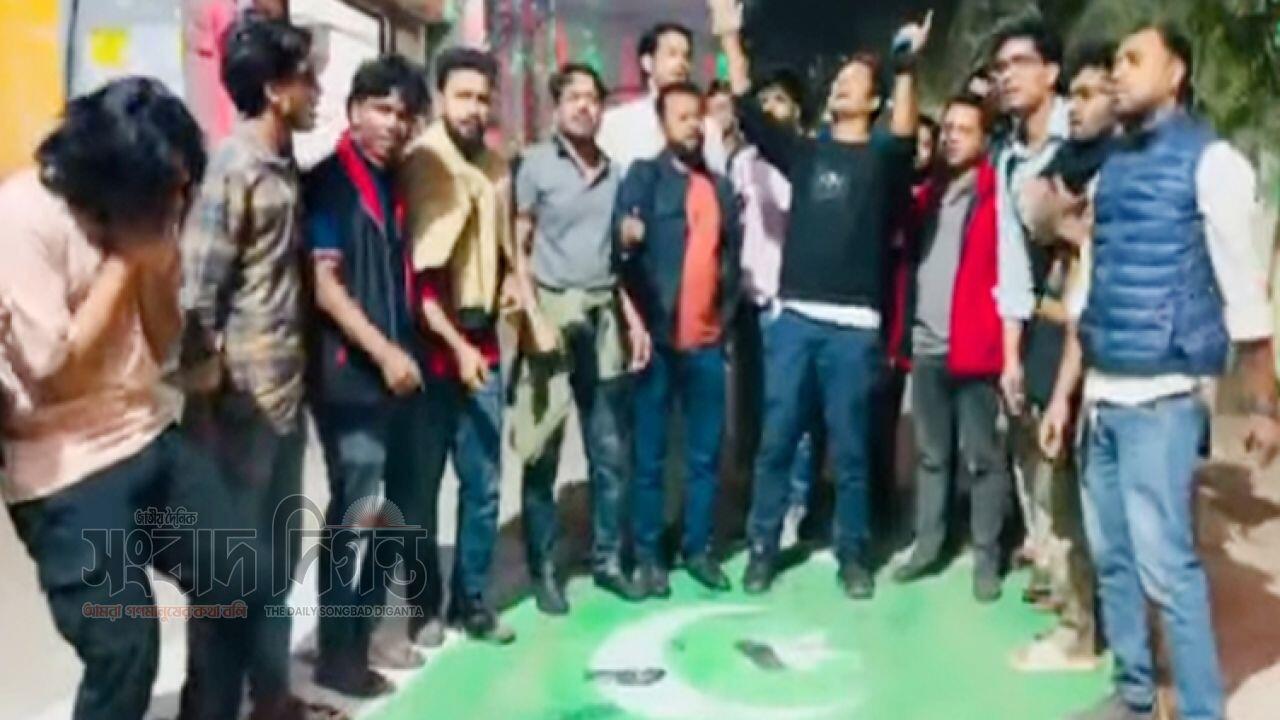শেষরাতে পাকিস্তানবিরোধী স্লোগানে উত্তাল জবি