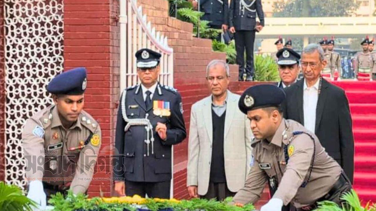 রাজারবাগ পুলিশ স্মৃতিস্তম্ভে স্বরাষ্ট্র উপদেষ্টা ও আইজিপির শ্রদ্ধা নিবেদন