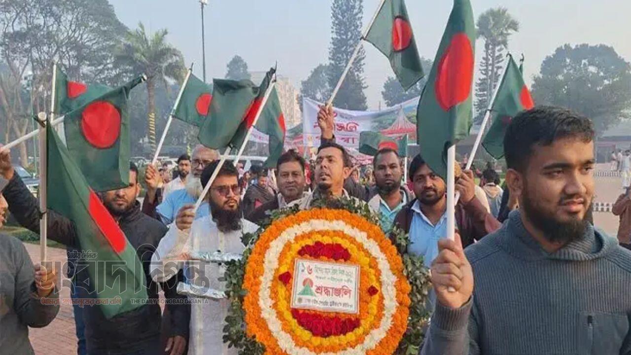 শহীদদের প্রতি শ্রদ্ধা জানাতে জাতীয় স্মৃতিসৌধে মানুষের ঢল