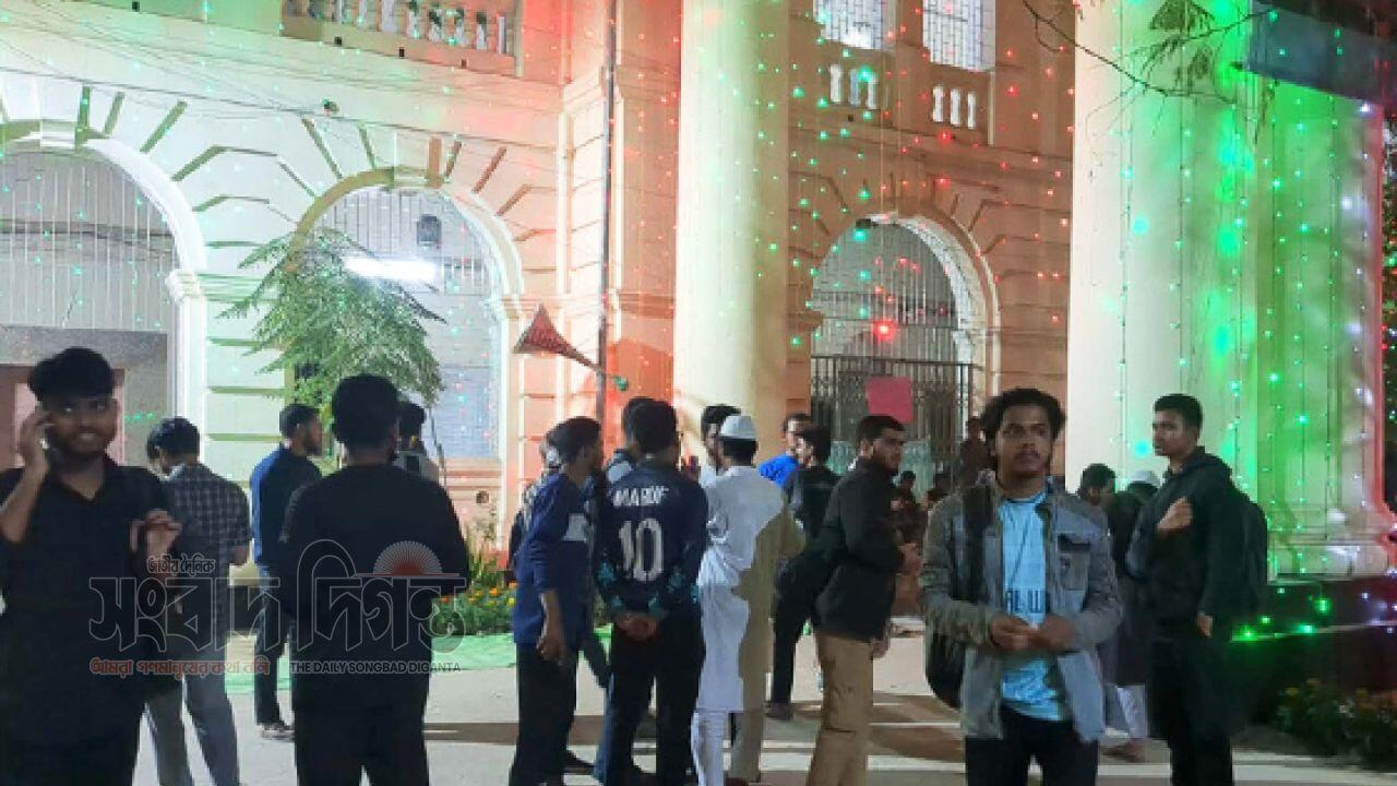 বিশেষ বৃত্তির দাবিতে জবি প্রশাসনিক ভবন ৯ ঘণ্টা অবরোধ