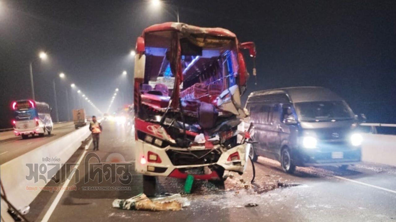 পদ্মা সেতুতে বাস সংঘর্ষে ১ জন নিহত, ২০ জন আহত