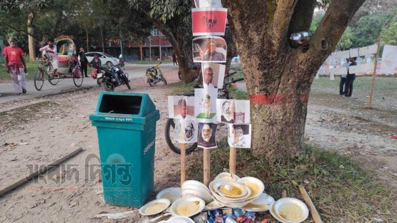 জাবিতে গোলাম আযম ও নিজামীর ছবিতে ময়লা নিক্ষেপ