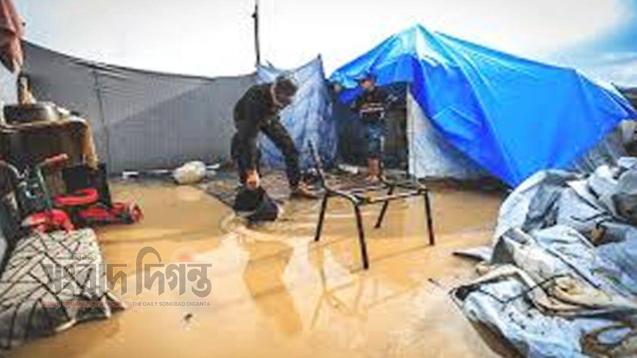 গাজায় ঝড় ও বৃষ্টিতে ধসে পড়া ভবনে ১৭ জনের মৃত্যু