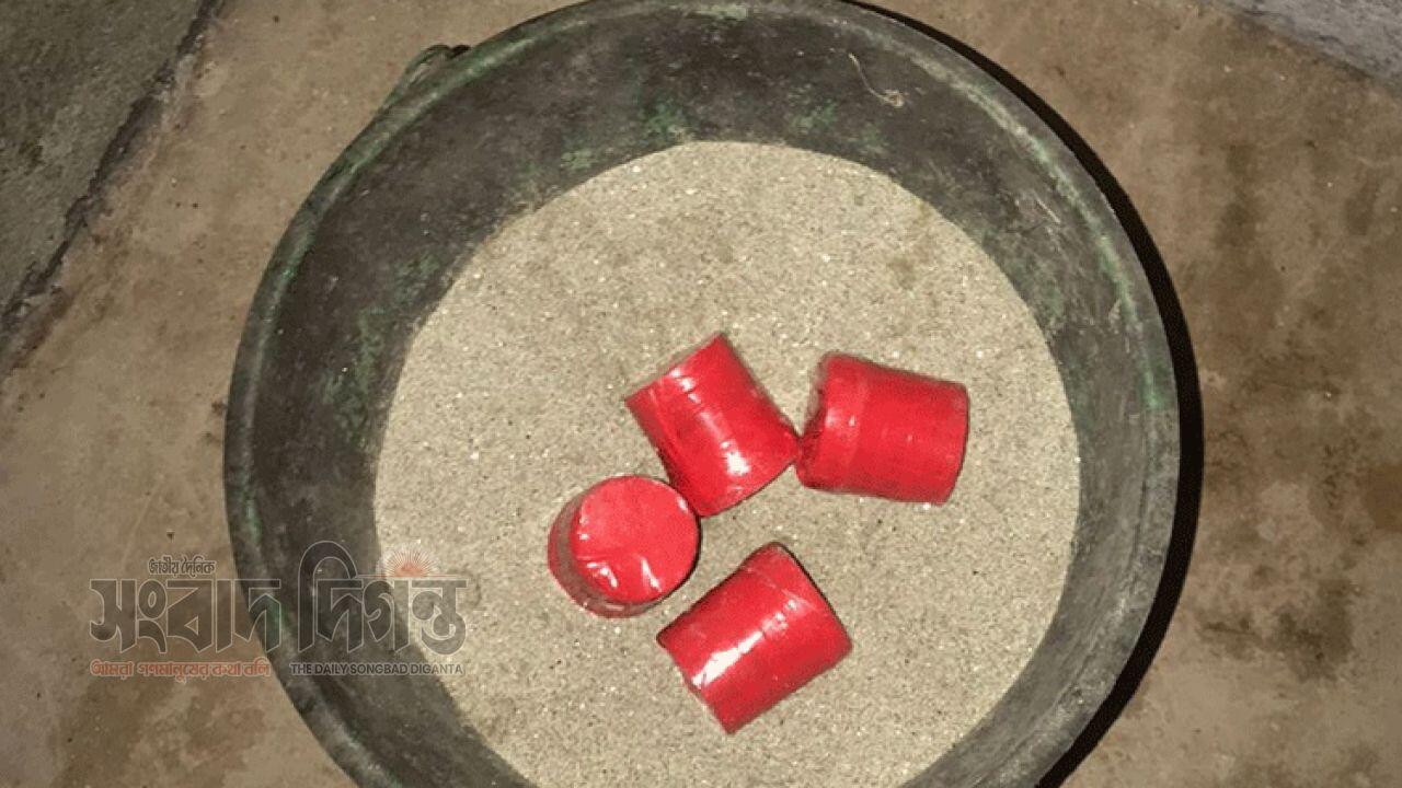 গোবিন্দগঞ্জে গ্রামীণ ব্যাংকের সামনে থেকে ৪ ককটেলসদৃশ বস্তু উদ্ধার