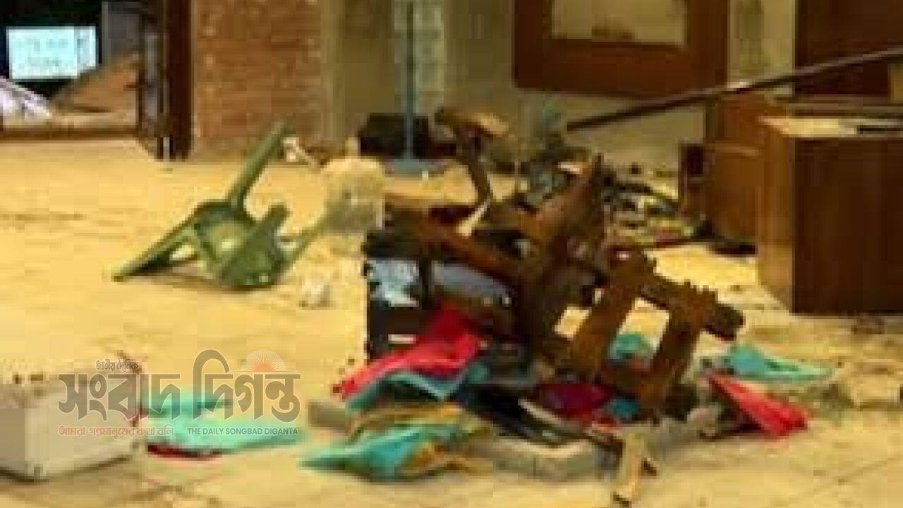 ধানমন্ডিতে ছায়ানট ভবনে আগুন ও ভাঙচুরের ঘটনা