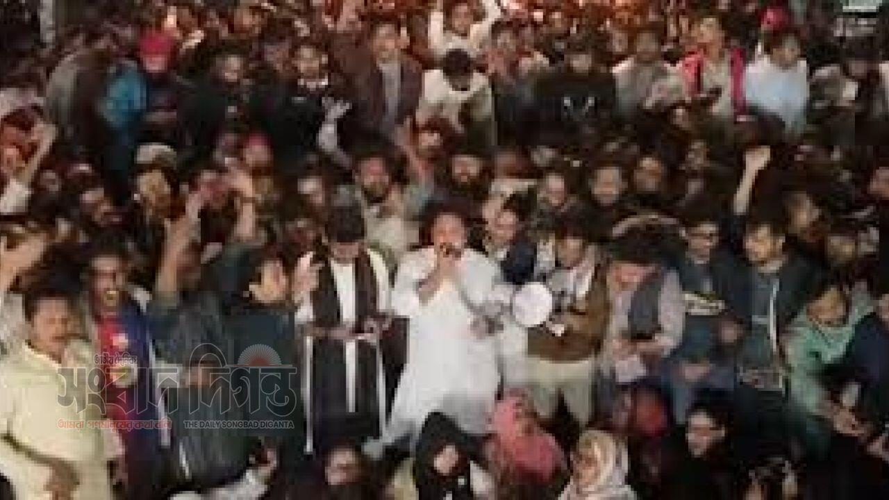 শাহবাগ উত্তাল, আন্দোলনে যোগ দিলেন বুয়েটের শিক্ষার্থীরা
