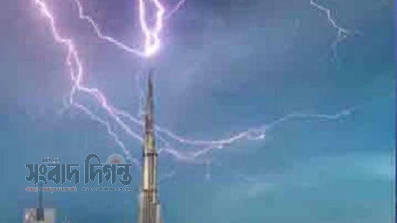 দুবাইয়ে টানা বৃষ্টিতে বুর্জ খলিফায় বজ্রাঘাত