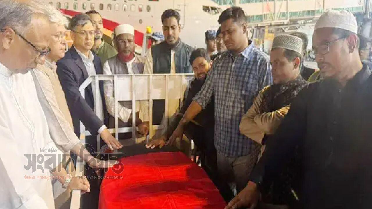 বিমানবন্দরে বিএনপি শ্রদ্ধা জানালেন শরিফ ওসমান হাদির কফিনে