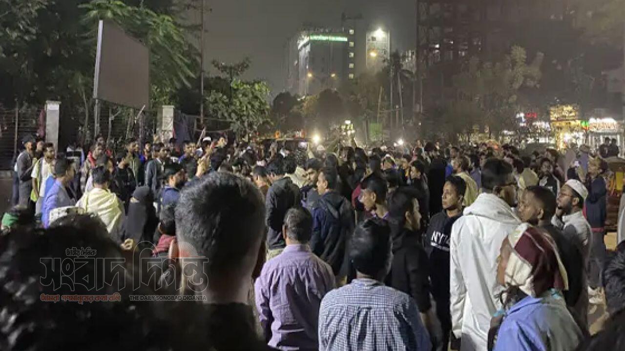 জাতীয় হৃদরোগ ইনস্টিটিউটের সামনে হাদির হত্যার প্রতিবাদে ছাত্র-জনতার অবস্থান
