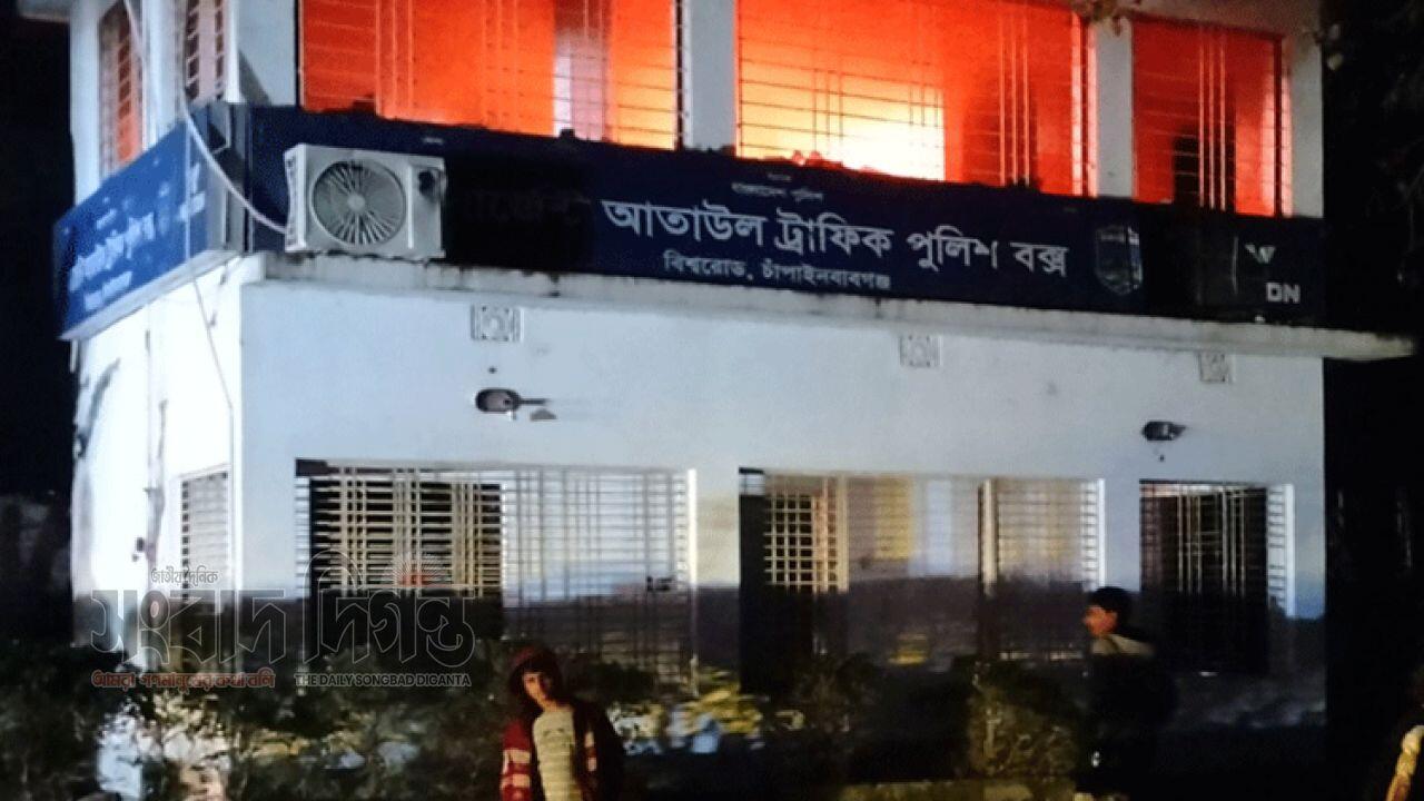 চাঁপাইনবাবগঞ্জে ট্রাকচাপায় প্রাণ গেল দুজনের, ট্রাফিক বক্সে আগুন