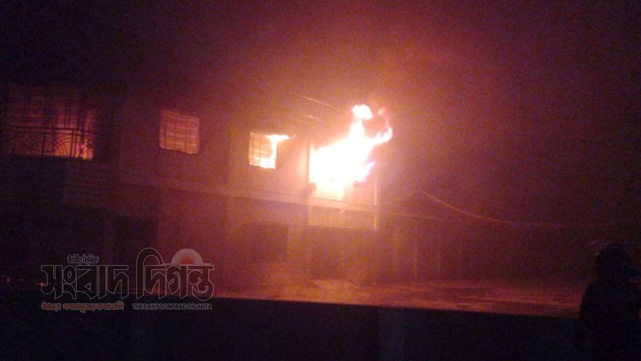 সাবেক নৌ প্রতিমন্ত্রী ও মেয়রের বাড়িতে আগুন