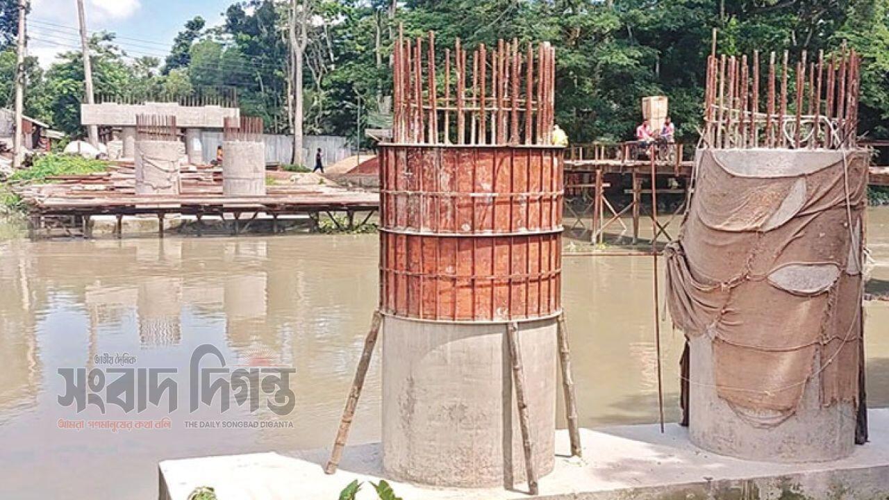 ঝালকাঠির কাঁঠালিয়ায় সেতুর খুঁটি নির্মাণেই মেয়াদ শেষ