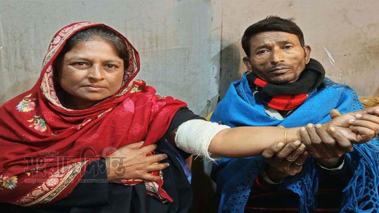ছেলের হত্যার হুমকিতে বাড়ি ছাড়তে বাধ্য হয়েছেন মা-বাবা