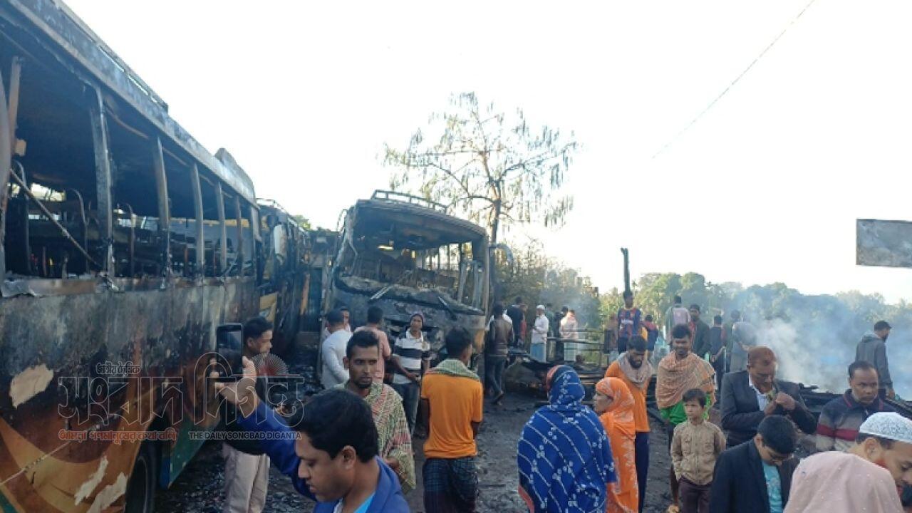 রাঙ্গামাটিতে ভয়াবহ অগ্নিকাণ্ড ৪ দোকান ও ২ বাস পুড়ে ছাই