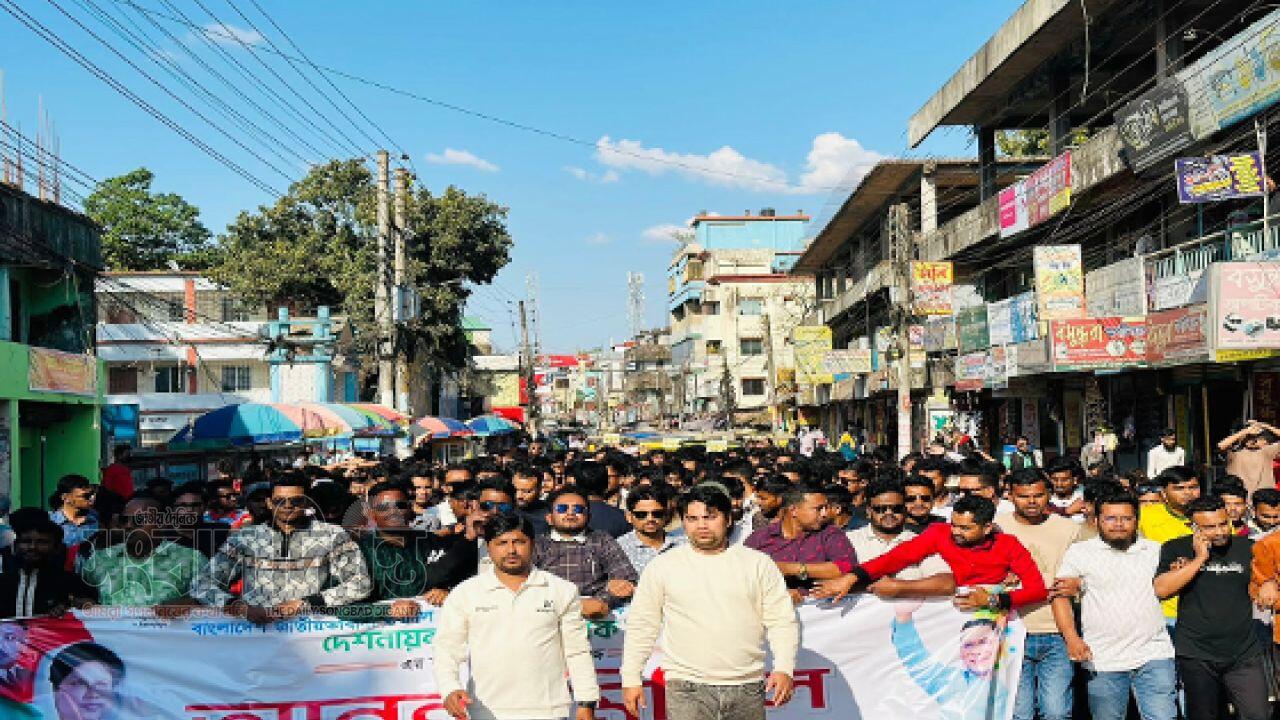 নেত্রকোনায় ছাত্রদের আনন্দ মিছিল, বিএনপি’র ভারপ্রাপ্ত চেয়ারম্যানের স্বদেশ প্রত্যাবর্তনে 