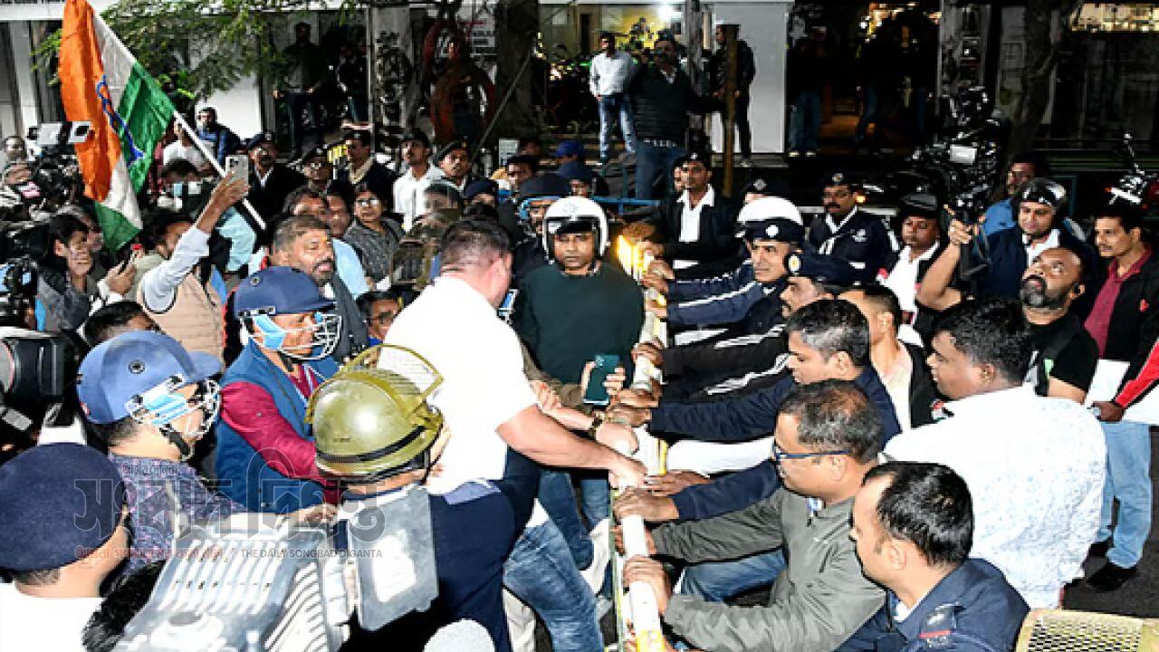 কলকাতায় বাংলাদেশে হিন্দু সংখ্যালঘু নির্যাতনের প্রতিবাদে বিক্ষোভ