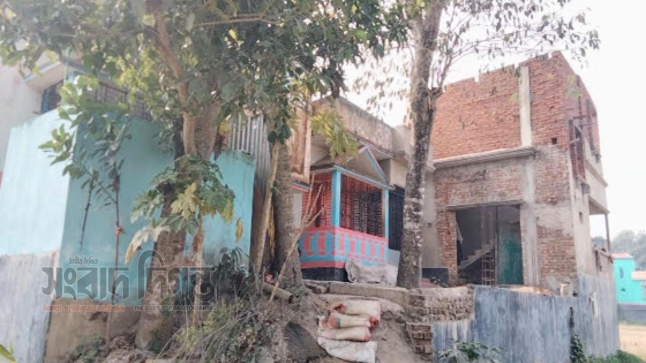 ব্রাহ্মণবাড়িয়ায় জায়গা নিয়ে  বিরোধের জেড়ে নিজ ঘরে আগুন দিয়ে প্রতিপক্ষকে ফাঁসানোর চেষ্টা 