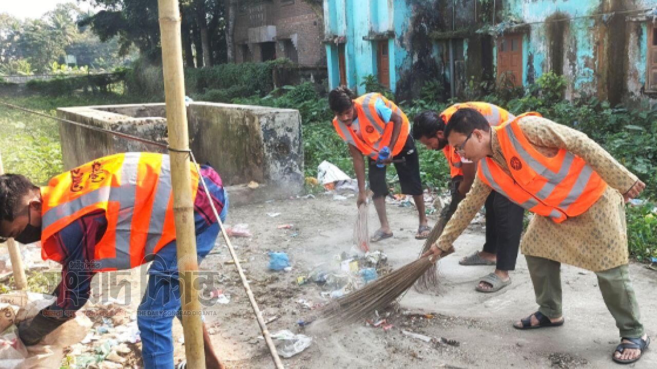 নেত্রকোনায় সড়ক পরিচ্ছন্নতায় মাঠে পৌর প্রশাসক, নাগরিকদের সচেতনতার আহ্বান