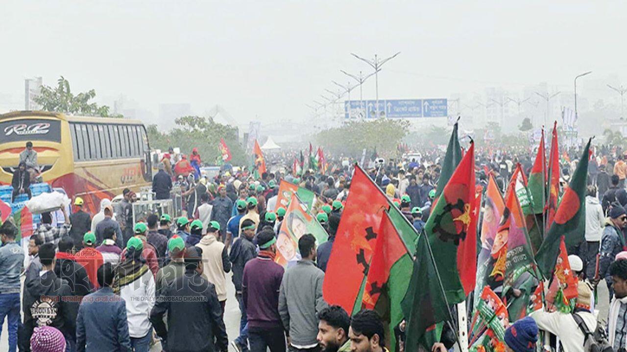 শীতের দাপট উপেক্ষা করে ৩০০ ফিটে মানুষের ঢল