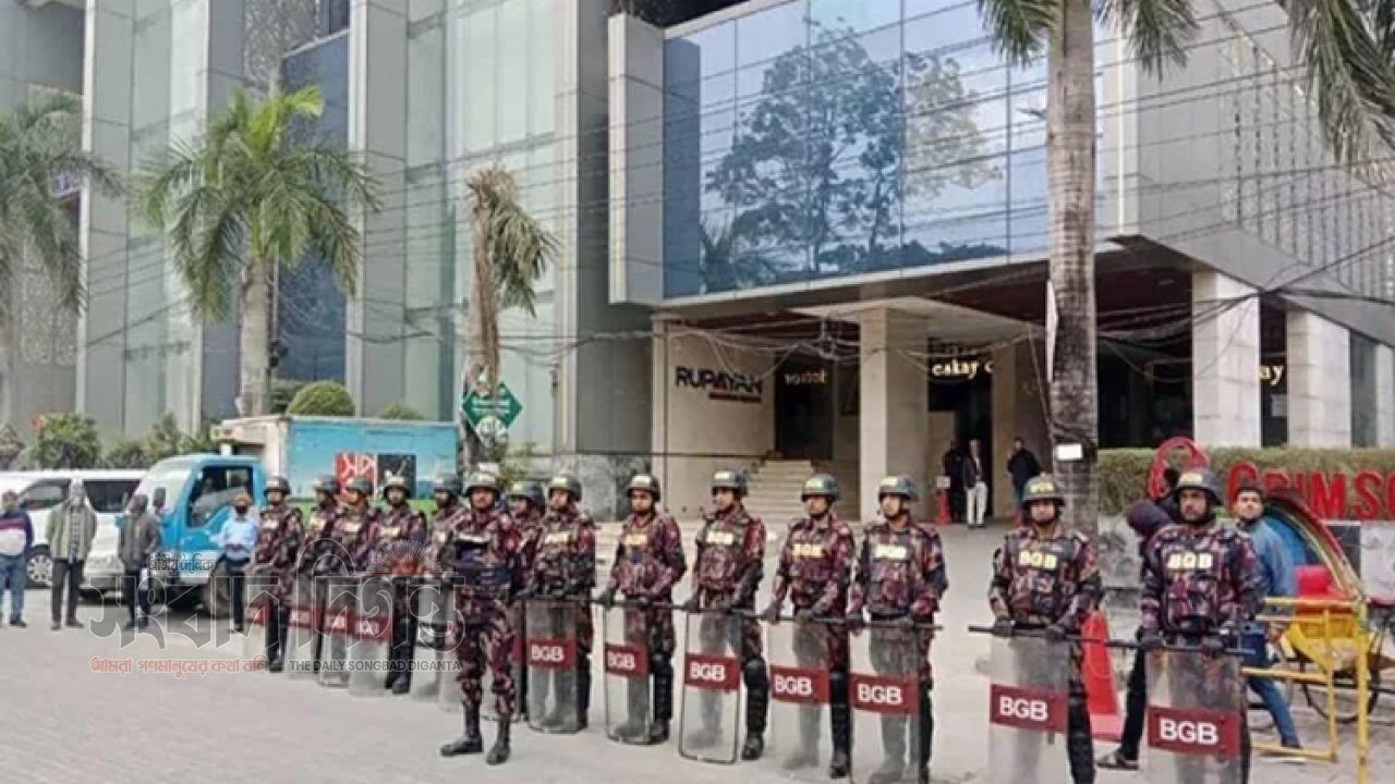 এভারকেয়ার হাসপাতাল ঘিরে বিজিবির টহল ও মোতায়েন