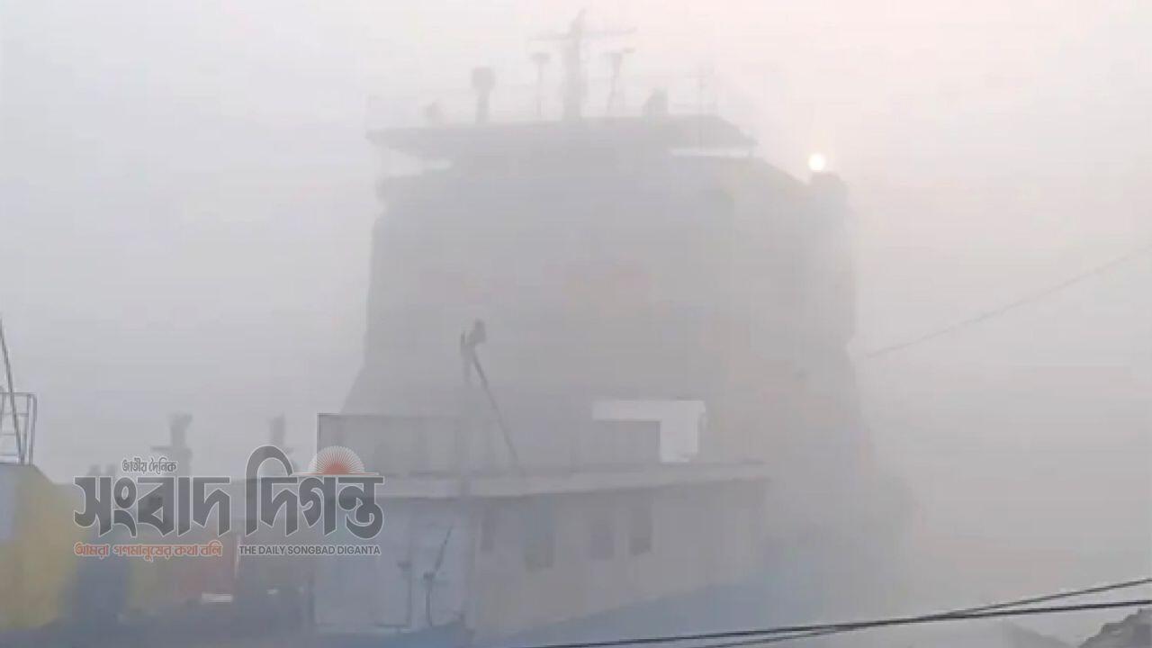 ঘন কুয়াশায় পাটুরিয়া–দৌলতদিয়ায় ফেরি চলাচল বন্ধ