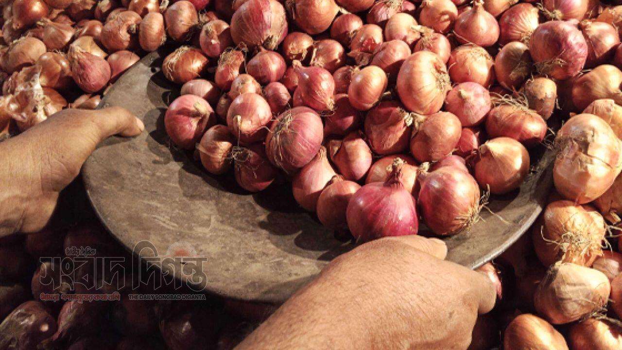 ভারতীয় আমদানি ও দেশীয় পেঁয়াজের সরবরাহ বাড়ায় পেঁয়াজের দাম কমেছে
