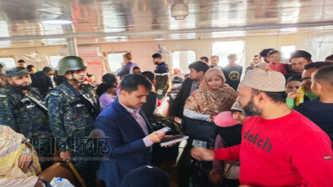 সেন্টমার্টিনে ভ্রমণ পাস জালিয়াতি: এলসিটি কাজল জাহাজে কালোবাজারি চক্র ধরল জেলা প্রশাসন