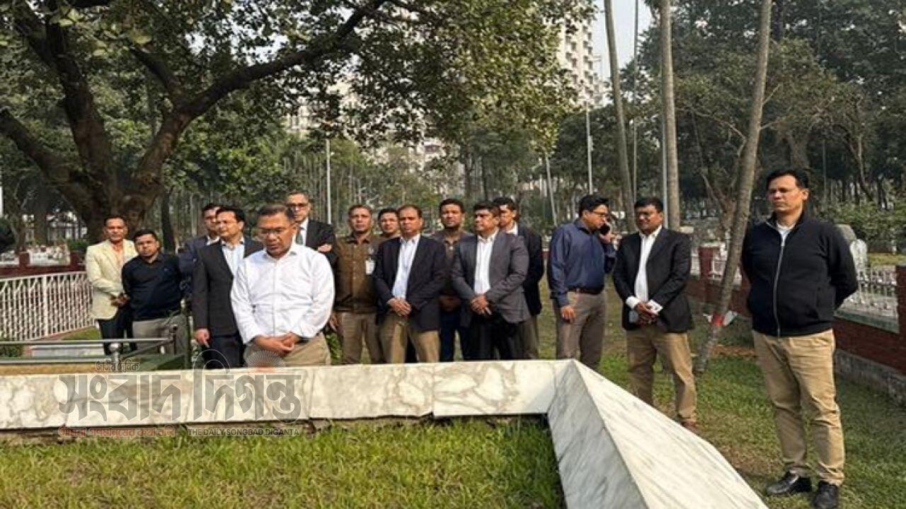 পিলখানা ট্রাজেডিতে শহীদ সেনাদের কবর জিয়ারত করলেন তারেক রহমান