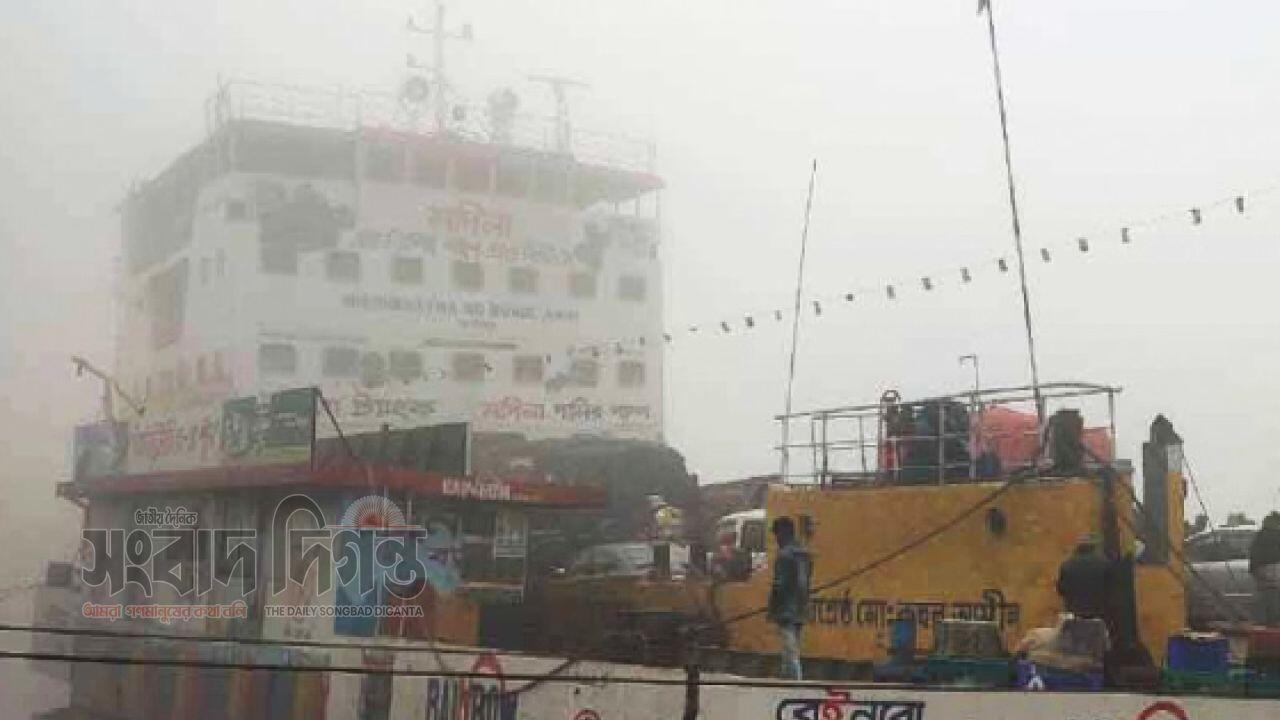 কুয়াশায় থমকে গেল পাটুরিয়া-দৌলতদিয়া নৌরুটের ফেরি চলাচল