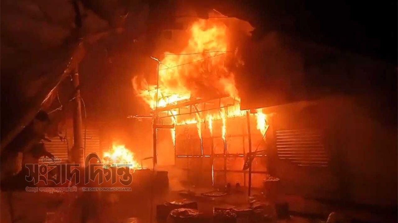 সিরাজদিখানে ভয়াবহ অগ্নিকাণ্ডে পুড়ল ৭টি দোকান