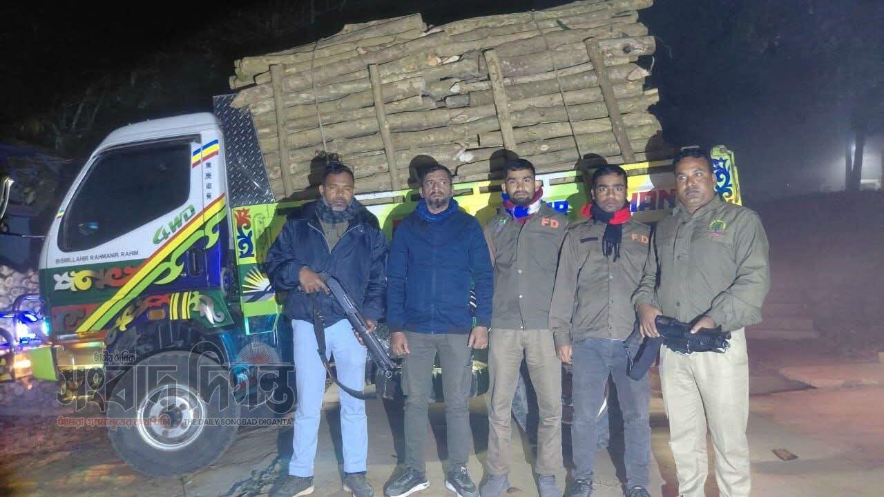 বনবিভাগের অভিযান অব্যাহত লামায় চোরাই কাঠসহ ডাম্পার ট্রাক জব্দ ১
