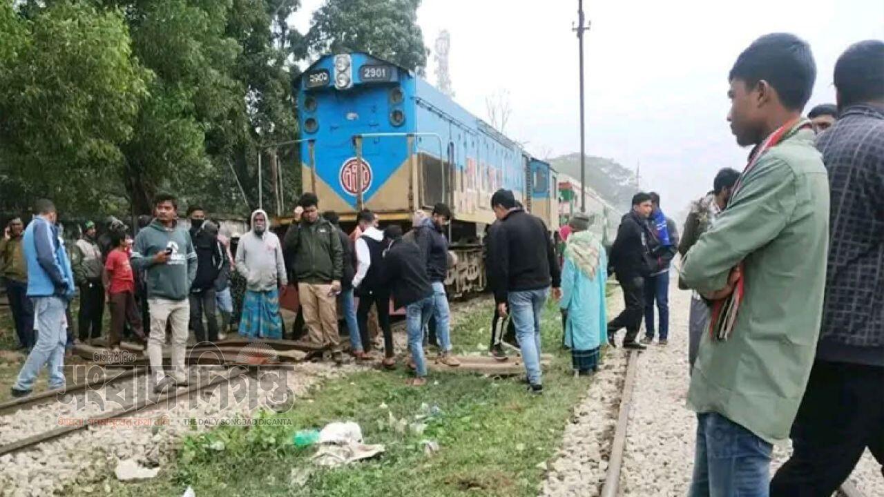 রেললাইনের পাত সরানোর কারণে গফরগাঁওয়ে ট্রেন লাইনচ্যুত