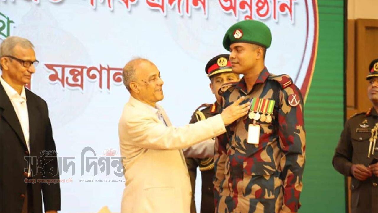 বিশেষ অবদানের স্বীকৃতি পদক পেলেন ৭২ বিজিবি সদস্য
