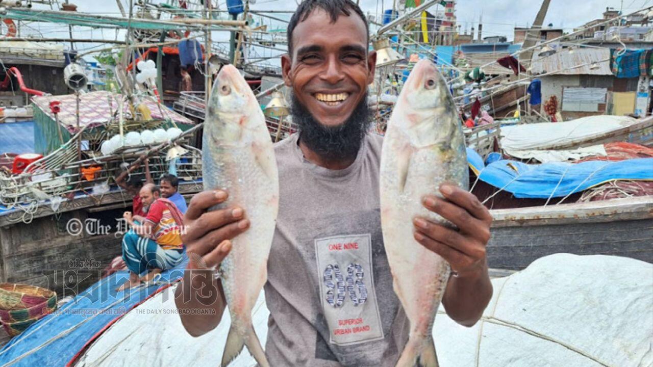 বরিশালে ইলিশের বাজারে চরম দাম কেজি ৪ হাজার
