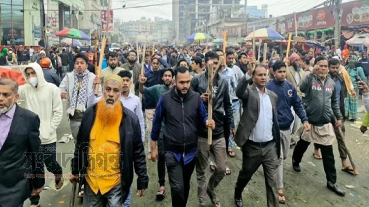 মানববন্ধন হামলার প্রতিবাদে ব্যবসায়ীদের লাঠিসোঁটা বিক্ষোভ