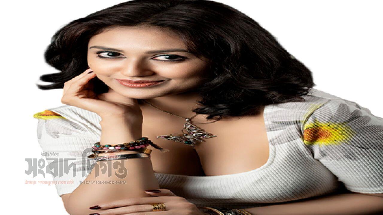 আপ্লুত কুসুম শিকদার 