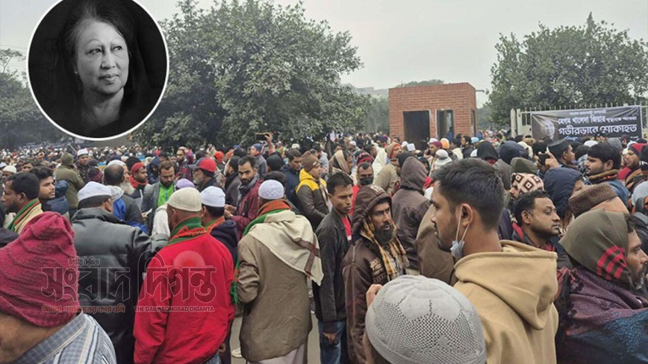 সব রাস্তা মিলেছে মানিক মিয়া অ্যাভিনিউতে জনস্রোত