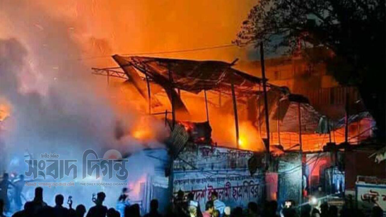রাতের অগ্নিকাণ্ডে তিন দোকানের ব্যাপক ক্ষয়ক্ষতি