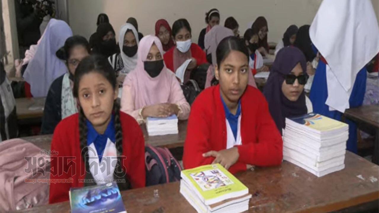প্রাথমিক শিক্ষার্থীদের জন্য শিক্ষাবই বিতরণ সম্পূর্ণ : শিক্ষা উপদেষ্টা