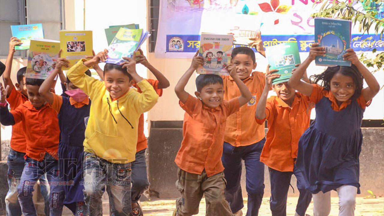নতুন শিক্ষাবই পেয়ে আনন্দিত ভূঞাপুরের শিক্ষার্থীরা