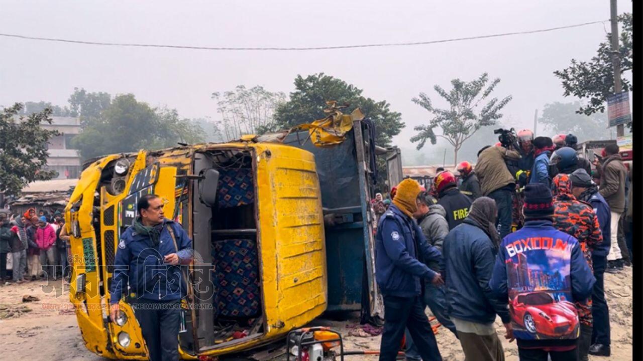 বালুবাহী ট্রাকের ধাক্কায় পুঠিয়ায় ৫ ব্যবসায়ীর মৃত্যু 