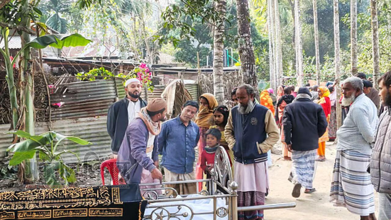 সড়ক দুর্ঘটনায় মৃতের কফিনে তিনটি পা, এলাকায় চাঞ্চল্য